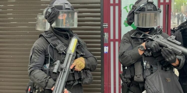 Во Франции в новогоднюю ночь сожгли почти тысячу автомобилей