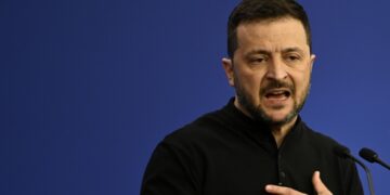 Зеленский высказался после сдачи крупного рубежа обороны на границе ДНР