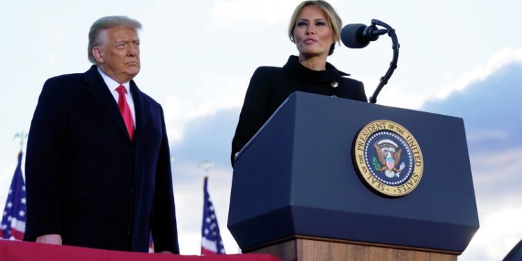 Жена Трампа будет активнее участвовать в его политике, сообщил CNN