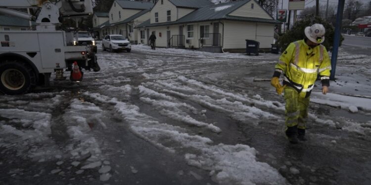 Жертвами снежной бури в США стали четыре человека, сообщили СМИ