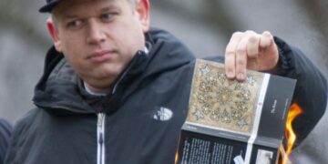 Датский политик сжег Коран у посольства Турции в Копенгагене