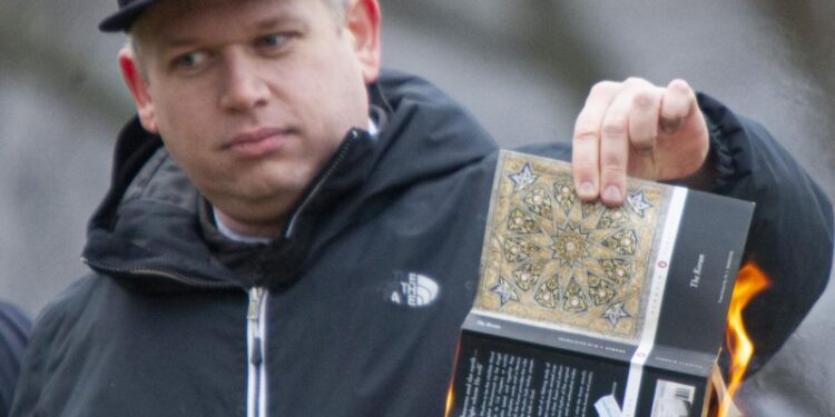 Датский политик сжег Коран у посольства Турции в Копенгагене
