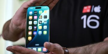 Город айфонов в Китае сокращает набор сотрудников, пишут СМИ