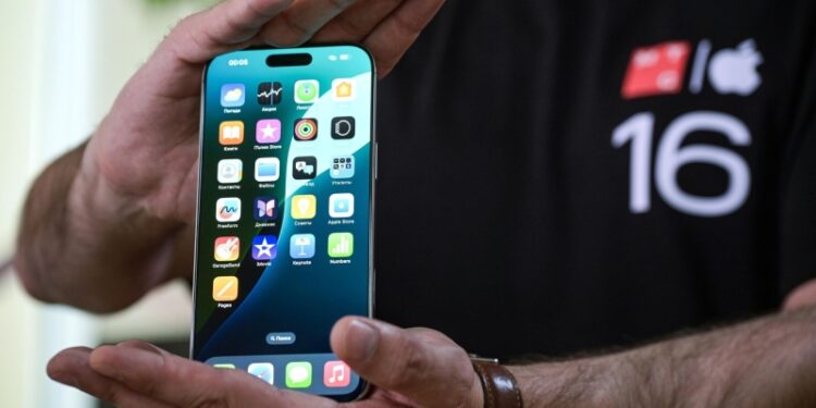 Город айфонов в Китае сокращает набор сотрудников, пишут СМИ