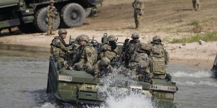 Южная Корея и США проводят совместные учение недалеко от КНДР