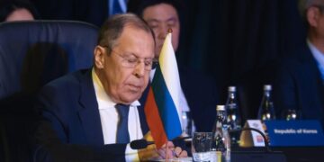Лавров проводит переговоры с главой МИД Алжира на полях саммита G20