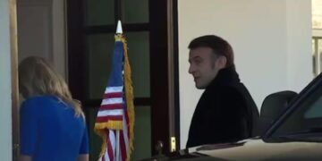 Макрон положил руку на колено Трампу