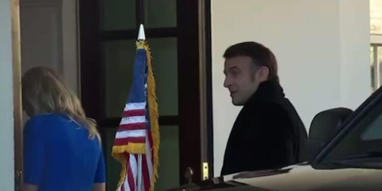 Макрон положил руку на колено Трампу