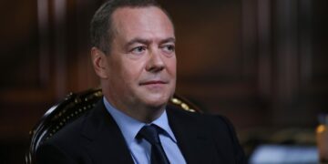 Медведев отреагировал на призыв Шольца объявить ЧС в связи с Украиной