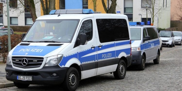 Мужчина с ножом напал на избирательный участок в Крефельде, пишет RP