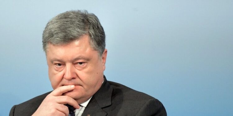 Порошенко* заявил, что его предупреждали, что у власти «сорвало крышу»