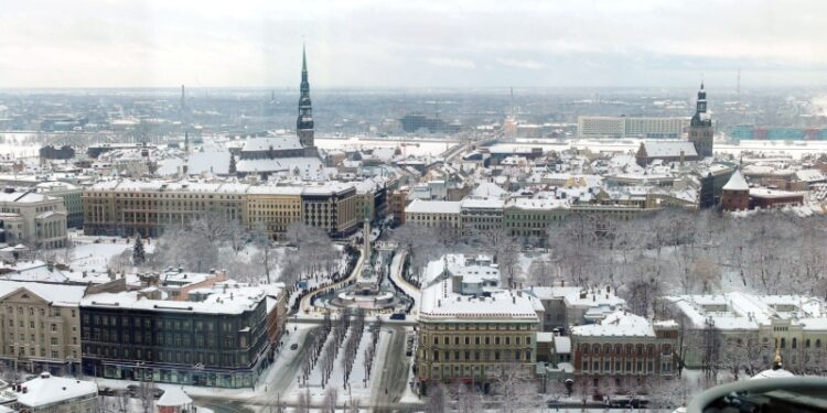 Представитель России в Латвии осудил высылку из страны за незнание языка