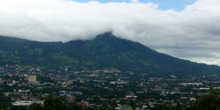 Президент Сальвадора готов принять преступников из США