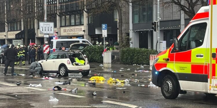 При наезде автомобиля на толпу в Мюнхене погибли два человека