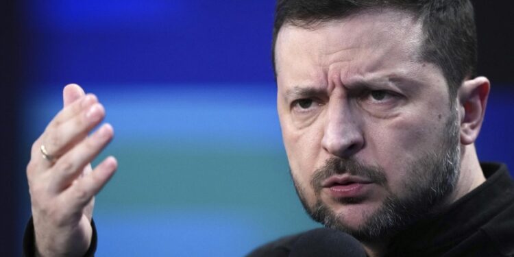 Рада со второй попытки поддержала проект о продлении полномочий Зеленского