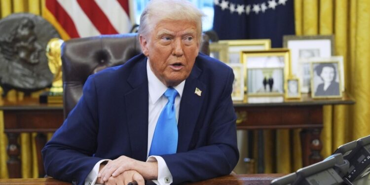 СМИ: Трамп злится из-за невысоких показателей депортации нелегалов