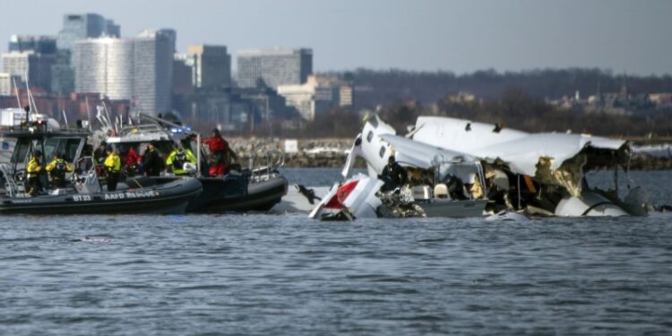 СМИ: в реке Потомак, куда упал самолет, нашли тело мужчины