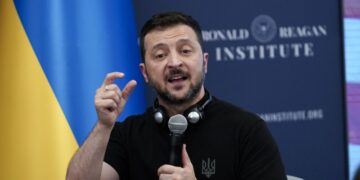 СМИ: Зеленский хочет отправить на фронт критиковавшего руководство генерала