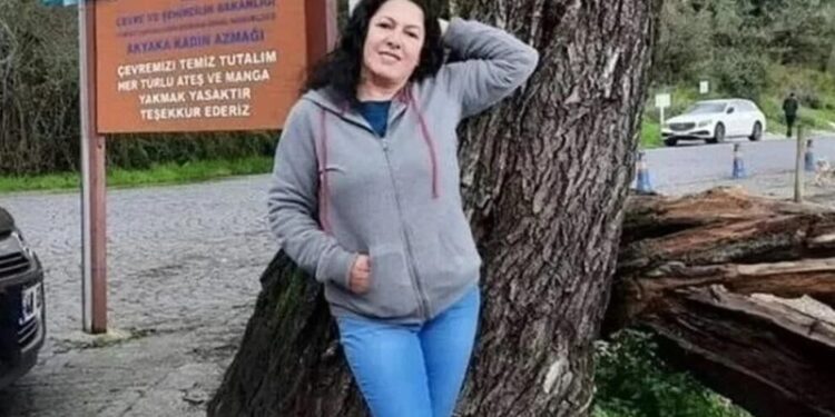 СМИ: Жительница Турции в 50 лет выяснила, что ее удочерил убийца ее отца