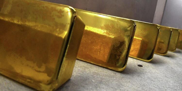 США впервые с июня 2021 года увеличили импорт золота