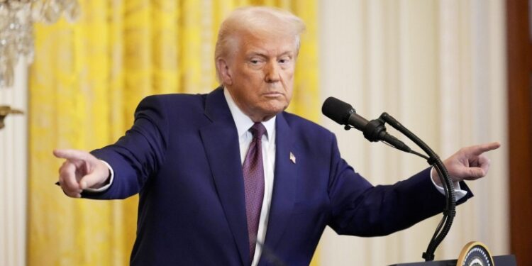 Трамп урезает кадры в сфере чистой энергетики, пишет WSJ