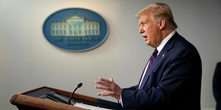 Трамп впервые признает английский язык официальным языком США, пишет WSJ