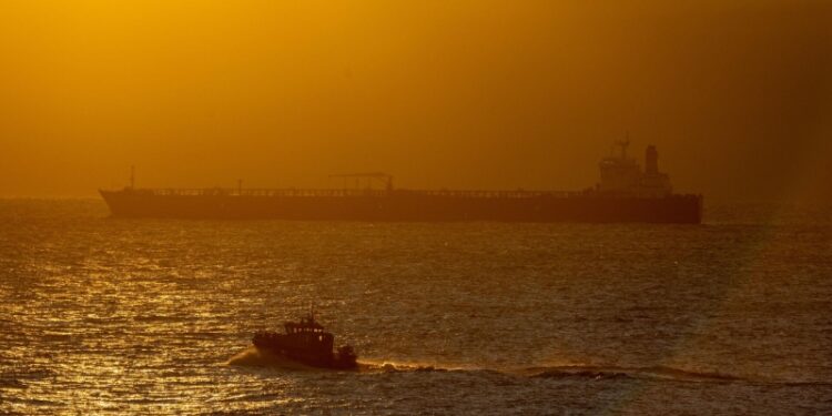 Три танкера повредили взрывами в Средиземном море за месяц