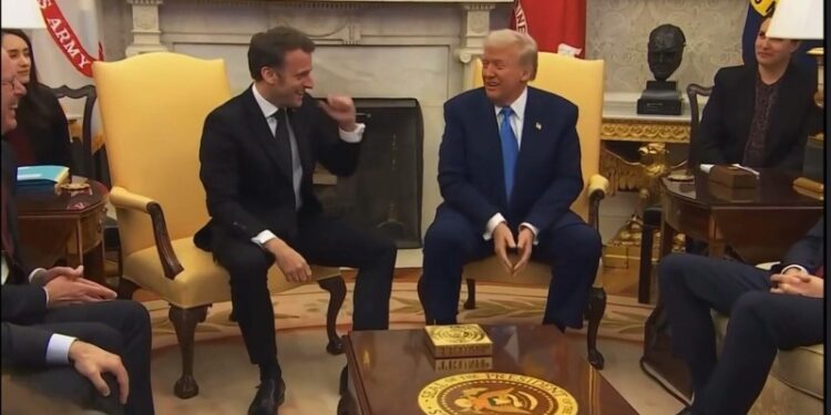 У края стола: в Британии рассказали, как Трамп унизил Макрона