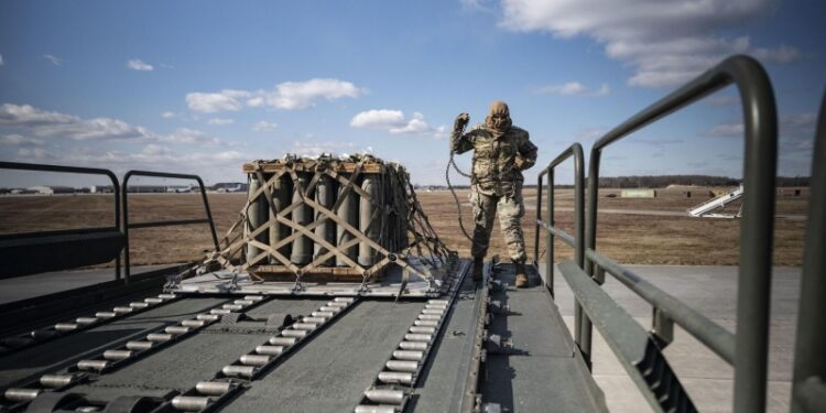 Украина продает американское оружие наркокартелям, заявил Карлсон