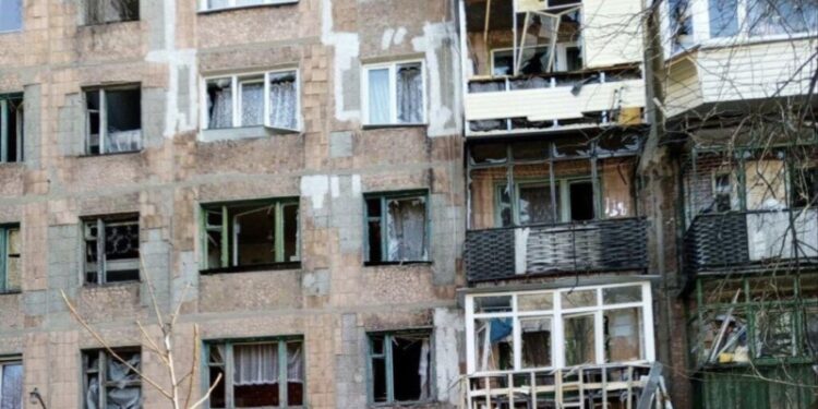 Украинский дрон сбросил взрывоопасный предмет на Горловку