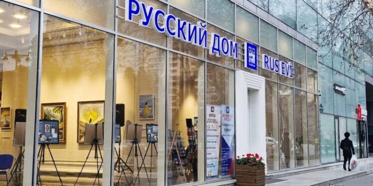 В Баку начался процесс демонтажа надписи со здания Русского дома