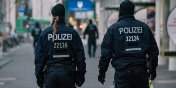 В Берлине у штаба АдГ установили автобус с дымовой установкой