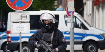 В Гамбурге мужчина открыл огонь по полицейским