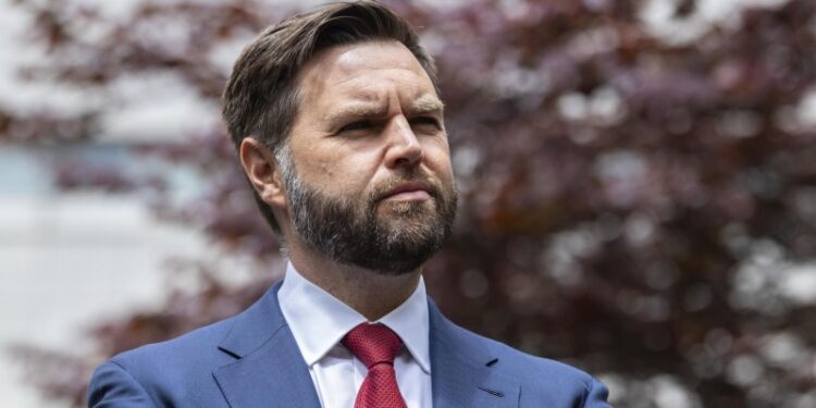 В команде Трампа видят Вэнса будущим президентом, считают в Совфеде