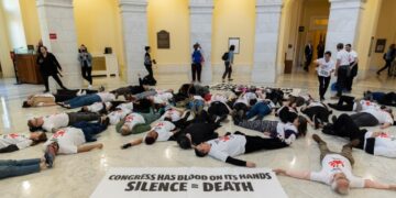 В Вашингтоне уволенные сотрудники USAID провели лежачую акцию протеста