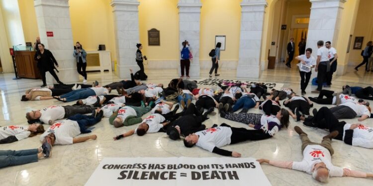 В Вашингтоне уволенные сотрудники USAID провели лежачую акцию протеста