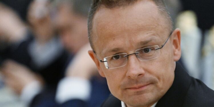 Выгодная сделка может спасти Венгрию от пошлин США, считает Сийярто