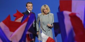 Захарова прокомментировала ситуацию вокруг четы Макрон