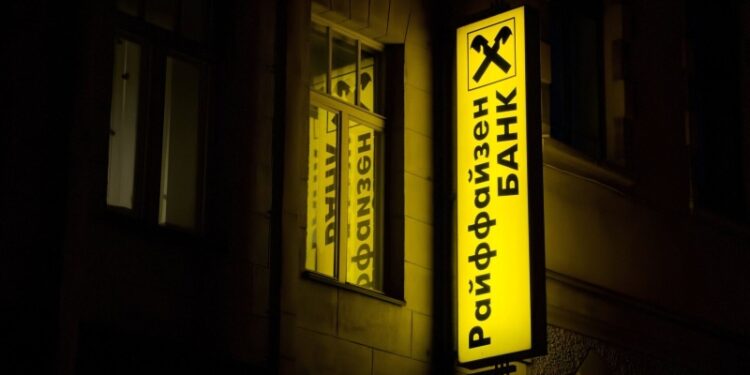 Зять Орбана опроверг слухи о планах купить российскую дочку Raiffeisen Bank