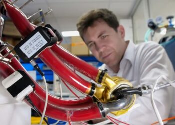 Человек впервые в мире прожил 100 дней с титановым сердцем и выписался из больницы