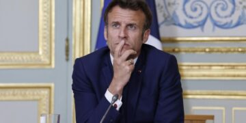 Эксперт предложил привлечь психоаналитиков для понимания действий Макрона