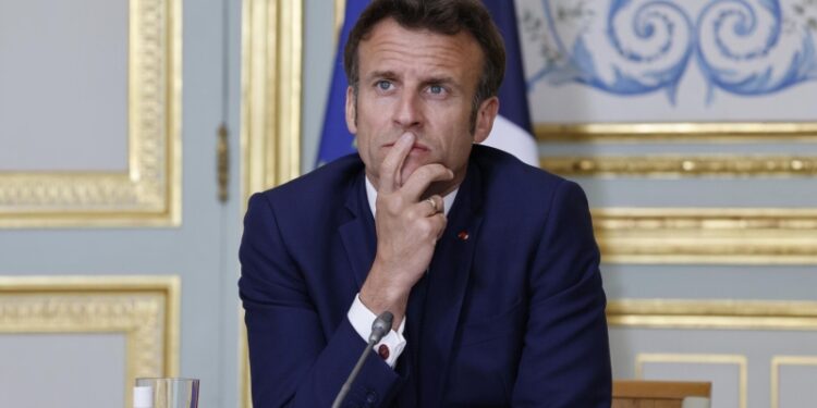 Эксперт предложил привлечь психоаналитиков для понимания действий Макрона