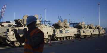 Главным получателем оружия из США впервые за 20 лет стала Европа, пишет FT