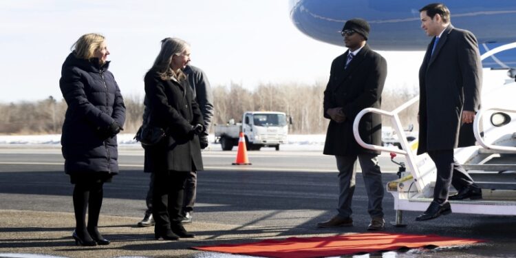 Госсекретарю США расстелили в Канаде короткую красную дорожку у лужи