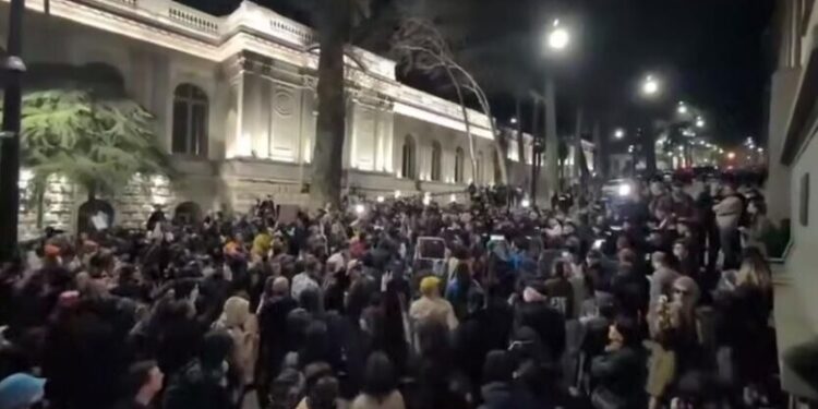 Грузинская оппозиция вышла на масштабную акцию протеста в Тбилиси