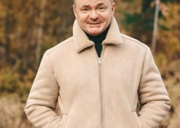 «Каждый день мог закончиться плачевно»: актер Владимир Сычев о жизни в 90-е и сериалах «Афродеревня» и «Мендельсон»