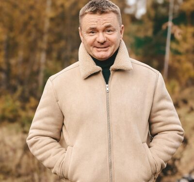 «Каждый день мог закончиться плачевно»: актер Владимир Сычев о жизни в 90-е и сериалах «Афродеревня» и «Мендельсон»