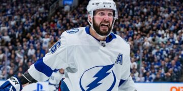 Кучеров вышел на первое место среди бомбардиров НХЛ