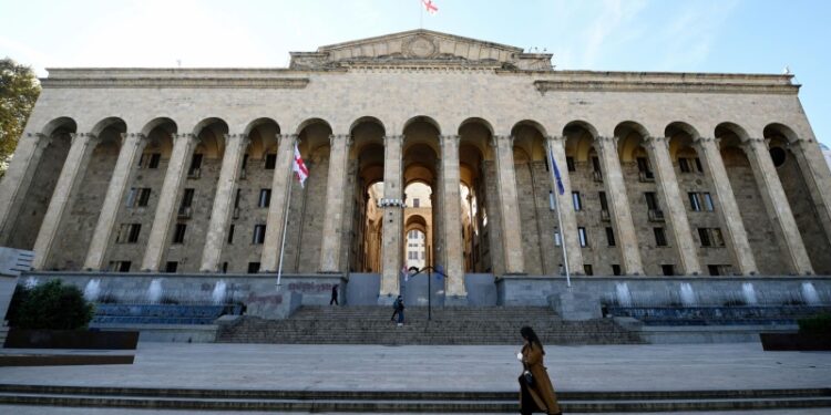 Оппозиция в Грузии существует виртуально, заявил спикер парламента