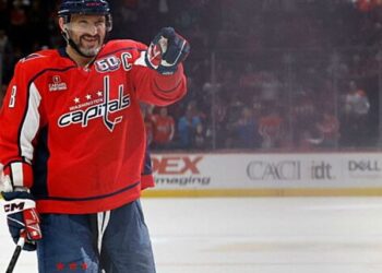 Овечкин отправил свитер с автографом вратарю Паскалю Леклеру